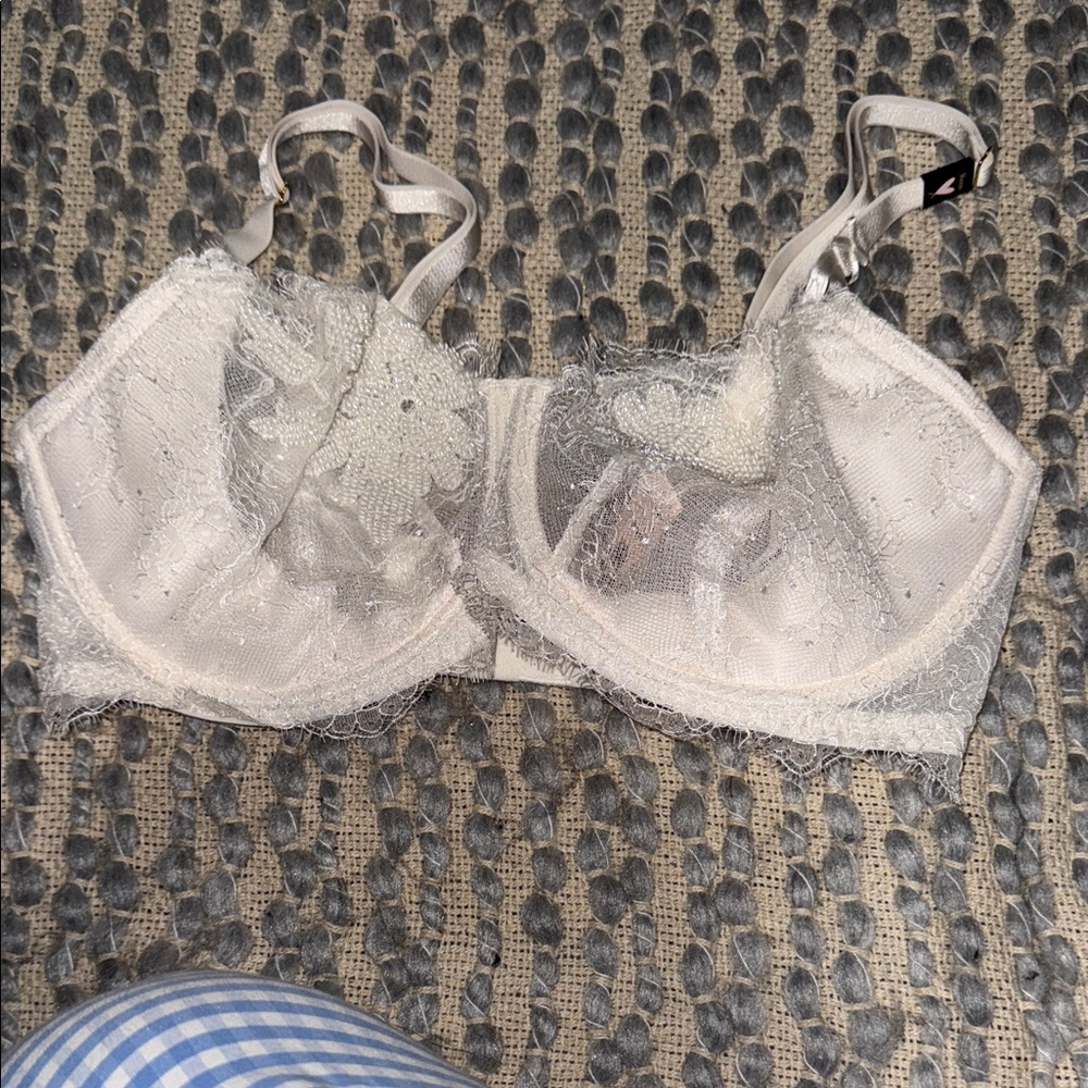 Delicate White Lace Underwire Bra - Women's Intimates